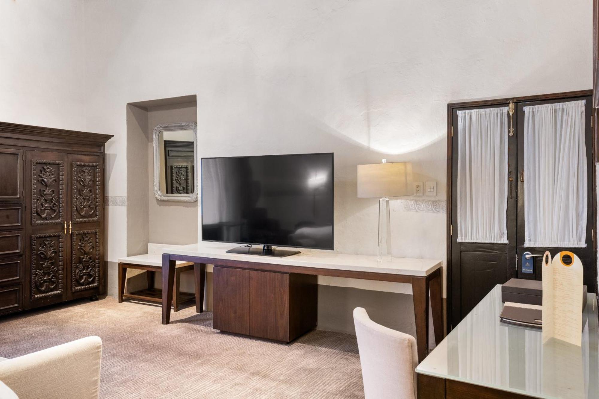 מלון Quinta Real פואבלה מראה חיצוני תמונה A television in a hotel room
